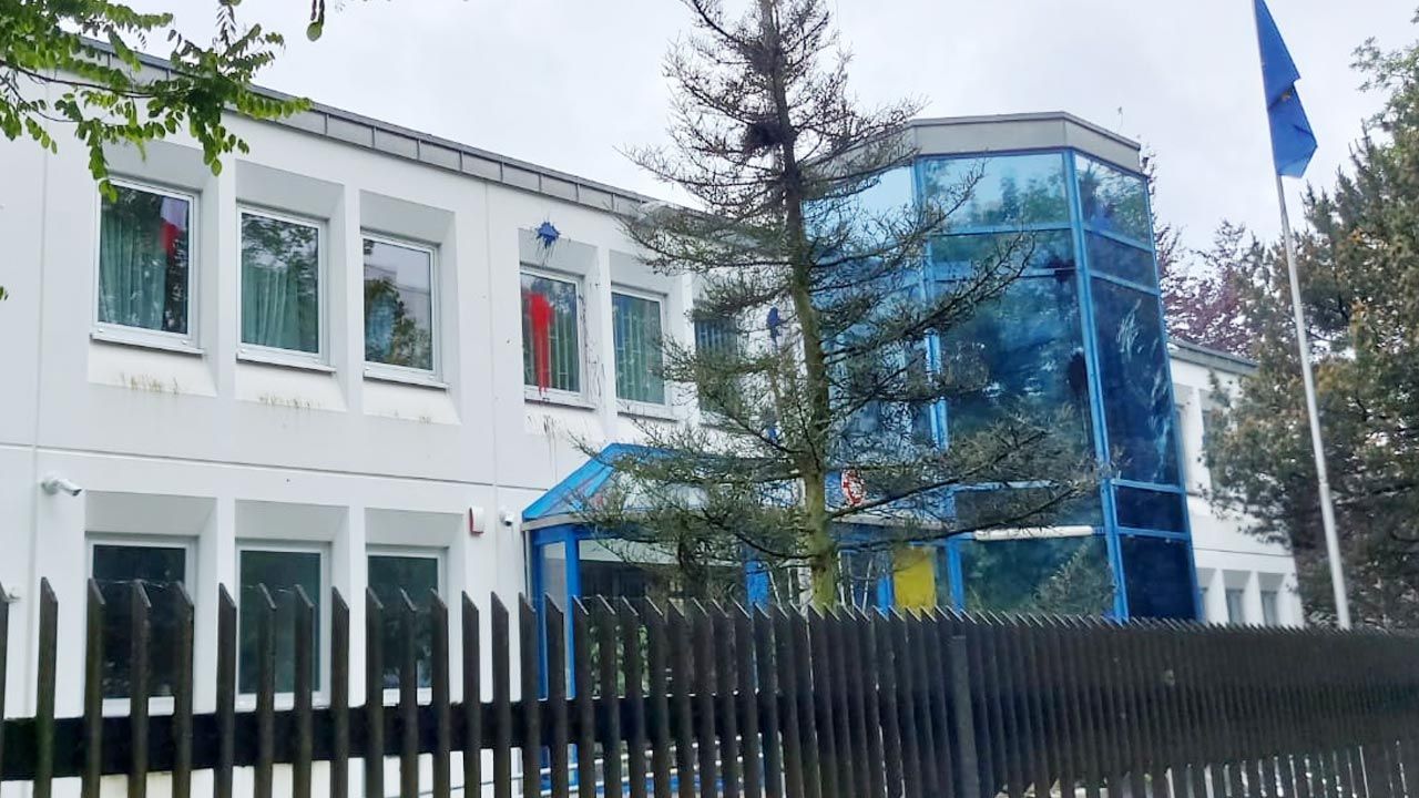 Budynek konsulatu został obrzucony workami z farbą (fot. TT/@cezarygmyz)