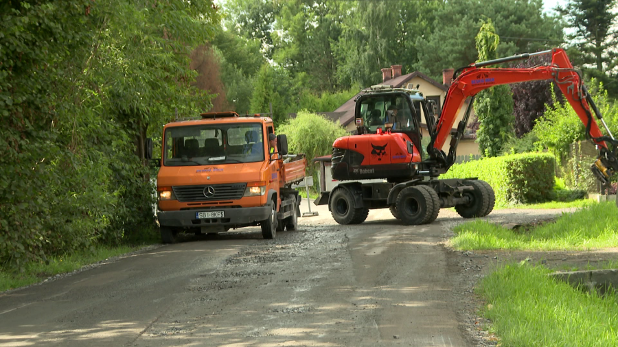 To jedna z najbardziej zniszczonych po ubiegłorocznej powodzi dróg na terenie gminy Czechowice-Dziedzice. Fot. TVP3 Katowice