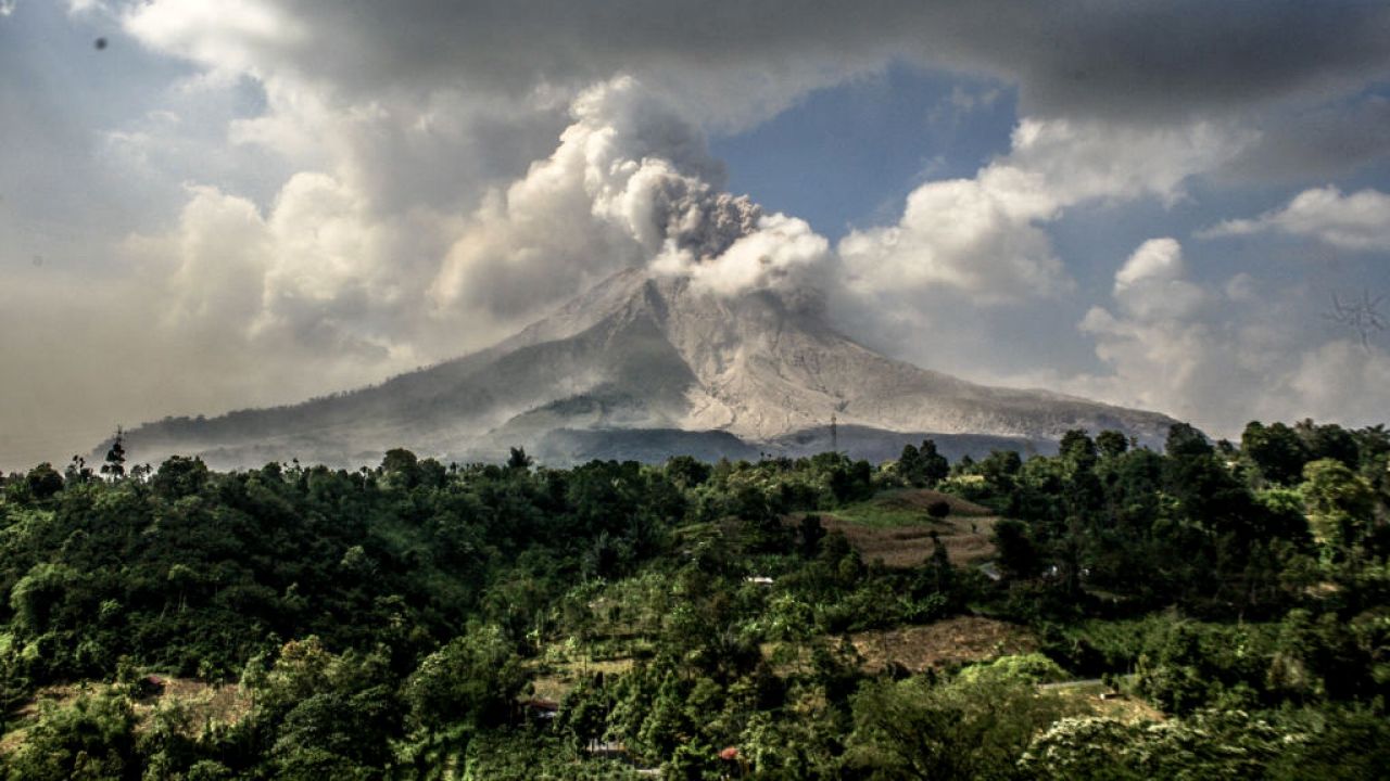 Wybuch wulkanu Sinabung w Indonezji (fot. K.Byma/SOPA/LightRocke/Getty Images) Wybuch wulkanu Sinabung w Indonezji (fot. K.Byma/SOPA/LightRocke/Getty Images)