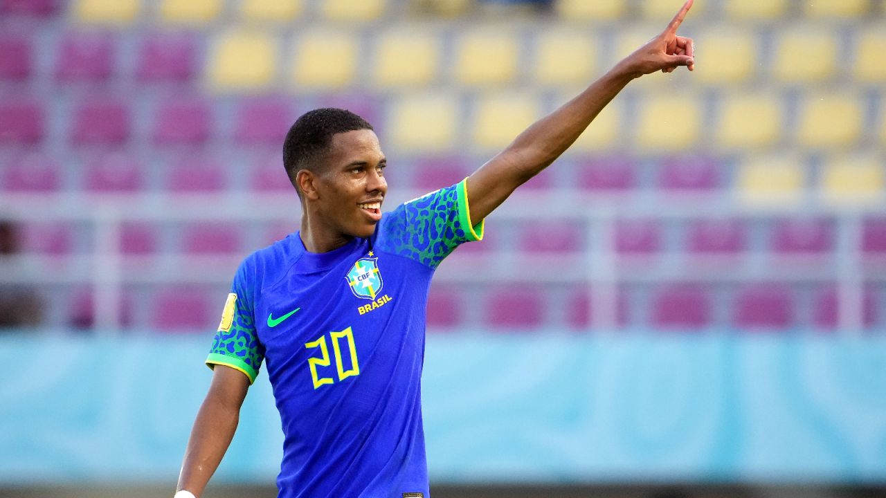 Estevao Willian celebrujący strzelenie gola w meczu Brazylii z
