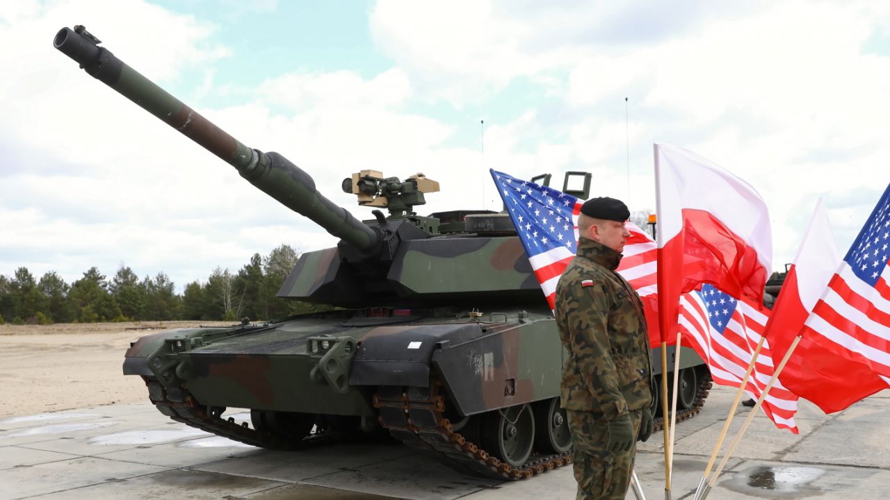 Uroczystość podpisania umowy na zakup 250 czołgów Abrams dla Wojska Polskiego. Wozy w najnowszej wersji SEPv3 (fot. PAP/Rafał Guz)