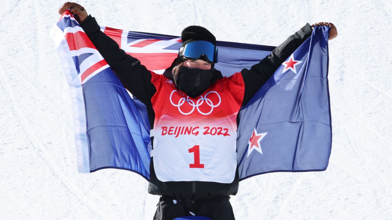 To pierwszy złoty medal olimpijski w historii startów sportowców z Nowej Zelandii w zimowych igrzyskach. (fot. PAP/EPA/Diego Azubel)