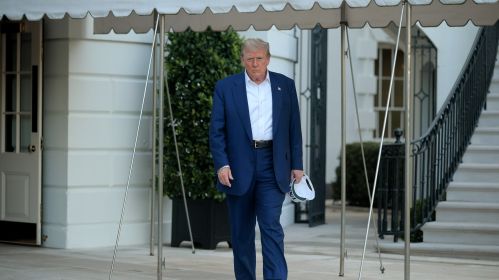  Доналд Трамп выходзіць з Белага дома перад тым, як выступіць перад журналістамі/ 24 чэрвеня 2025 года. Менш чым праз 12 гадзін пасля абвяшчэння пра спыненне агню паміж Ізраілем і Іранам Трамп адправіўся ў Нідэрланды для ўдзелу ў саміце лідараў НАТА. Фота: Chip Somodevilla/Getty Images.
