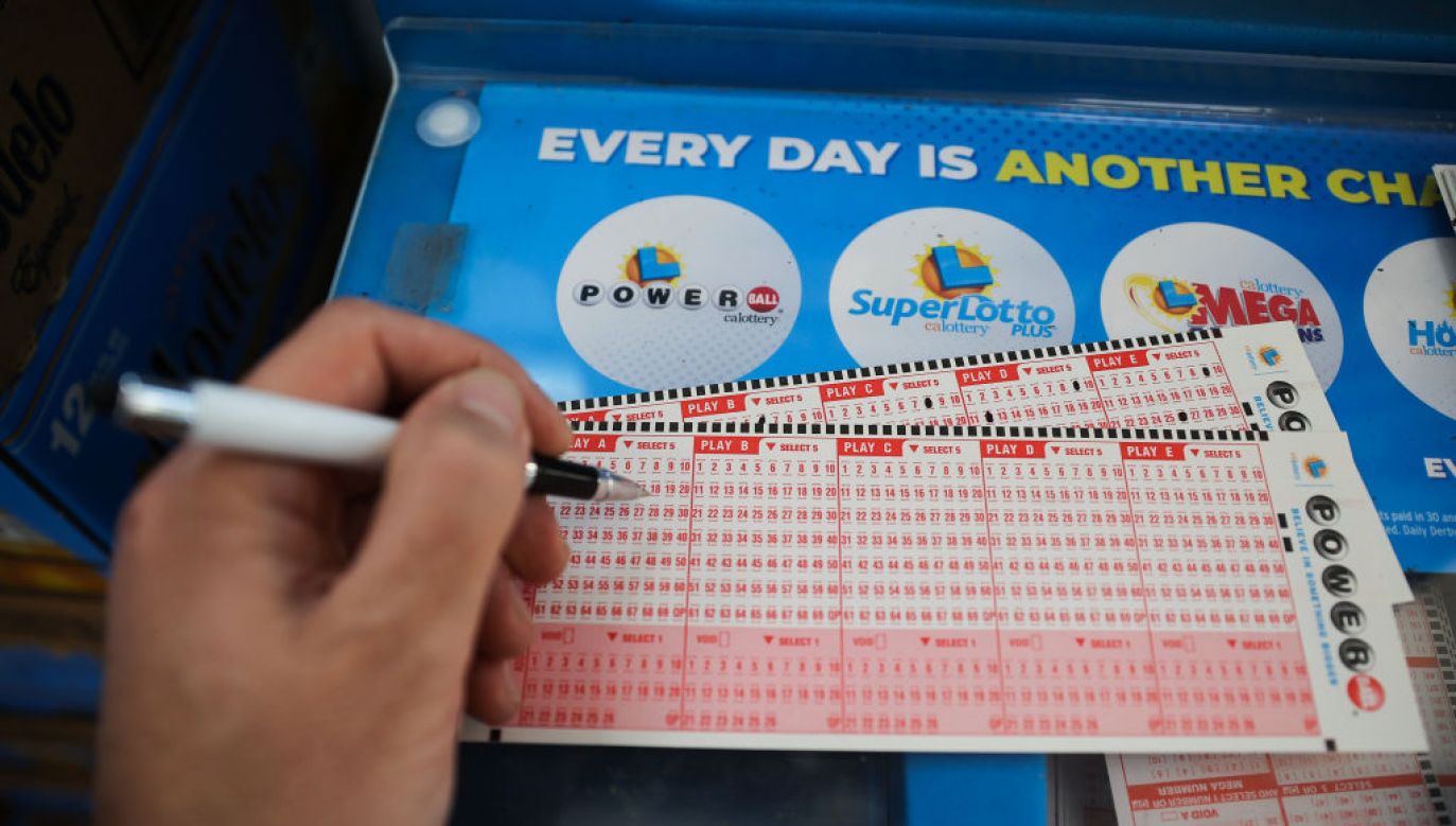 W amerykańskiej loterii Powerball można wygrać gigantyczne pieniądze (Fot. agencja Tayfun Coskun/Anadolu; Getty Images)