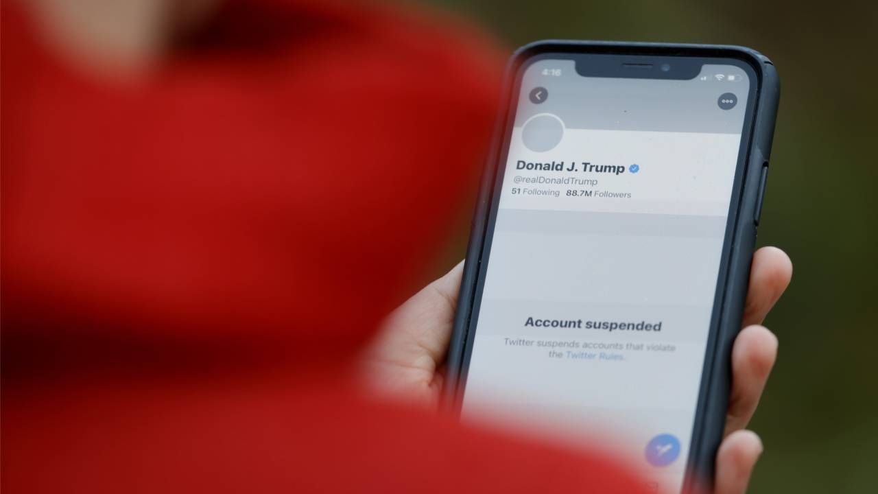 Wcześniej zablokowane na Twitterze prywatne konto Donalda Trumpa śledziło ponad 88 mln profili (fot. Justin Sullivan / Getty Images) Wcześniej zablokowane na Twitterze prywatne konto Donalda Trumpa śledziło ponad 88 mln profili (fot. Justin Sullivan / Getty Images)