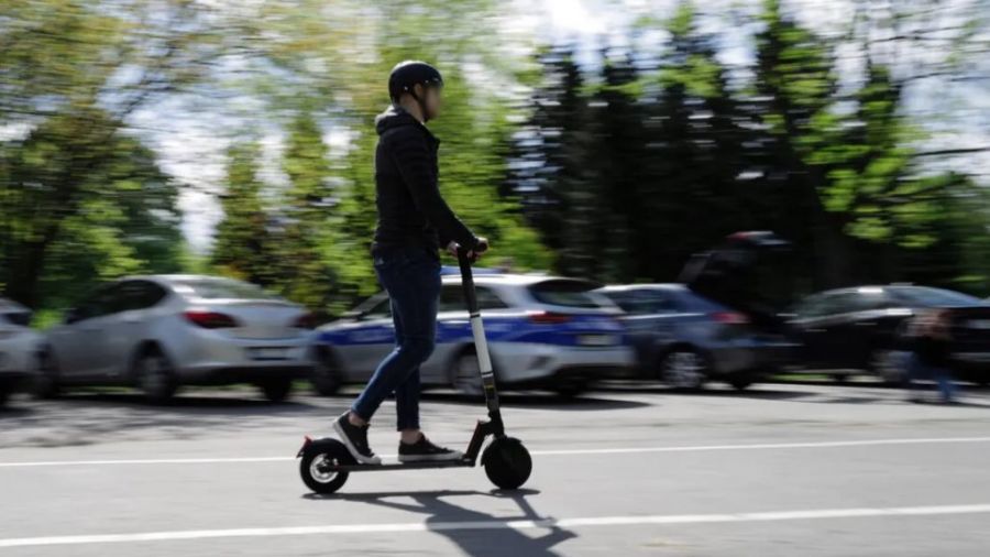 Powiat kaliski. Mężczyzna jechał hulajnogą elektryczną. Dostał dwa mandaty (fot. Andrzej Grygiel PAP zdj. ilust.)
