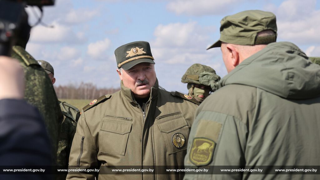Аляксандр Лукашэнка са шпіцам прымае даклады беларускіх генералаў аб боегатовасці беларускіх войскаў. (Фота: скрыншот з відэа / Пул первого)