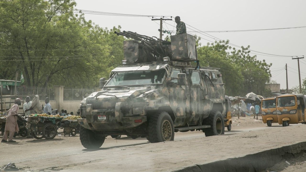 Ciężki pojazd armii nigeryskiej na ulicach Maiduguri (fot. Jean Chung/Getty Images) Ciężki pojazd armii nigeryskiej na ulicach Maiduguri (fot. Jean Chung/Getty Images)