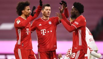 Robert Lewandowski z Leroyem Sane i Alphonso Daviesem (fot. Getty Images)