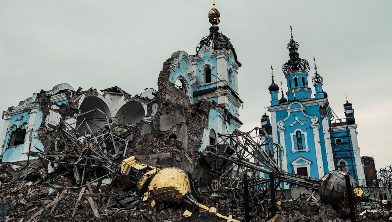 Zawalona kopuła w pobliżu zniszczonego kościoła we wsi Bohorodyczne na Ukrainie (fot. Serhii Mykhalchuk/Global Images Ukraine via Getty Images)