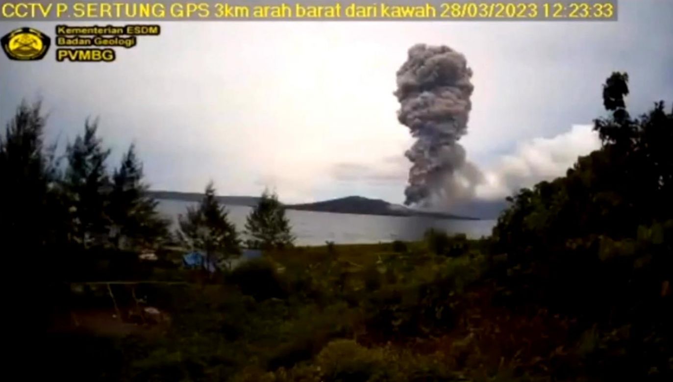 Wybuch wulkanu (fot. Ministerstwo Energii i Zasobów Mineralnych Indonezji)