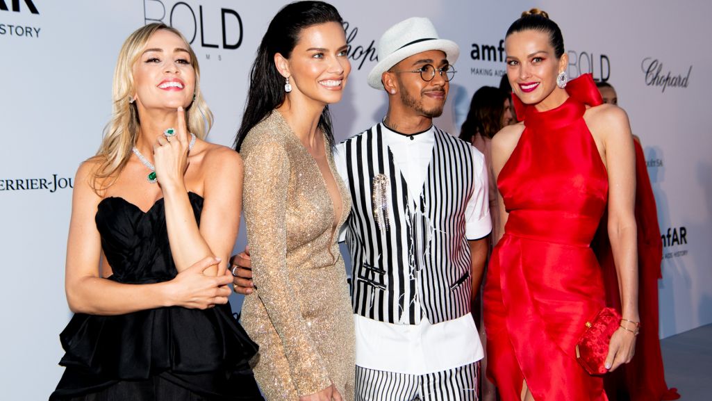 Hamilton znany jest ze swojego zamiłowania do mody i jest częstym gościem na czerwonych dywanach. Fot. Kevin Tachman/AMFAR/GettyImages