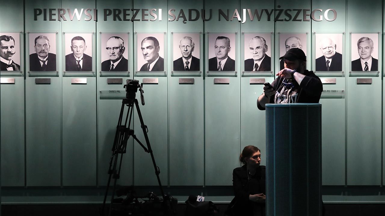 Pozostały wizerunki pierwszych prezesów SN niepodległej Rzeczypospolitej (fot. PAP/Tomasz Gzell) Pozostały wizerunki pierwszych prezesów SN niepodległej Rzeczypospolitej (fot. PAP/Tomasz Gzell)