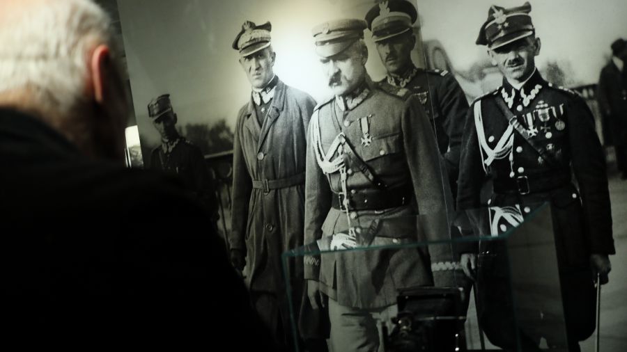 Wystawa „Marjan Fuks – pierwszy fotoreporter II RP” w Domu Spotkań z Historią w Warszawie. Słynne zdjęcie marszałka Józefa Poniatowskiego z oficerami na moście Poniatowskiego, w czasie przewrotu majowego. Fot. PAP/Leszek Szymański