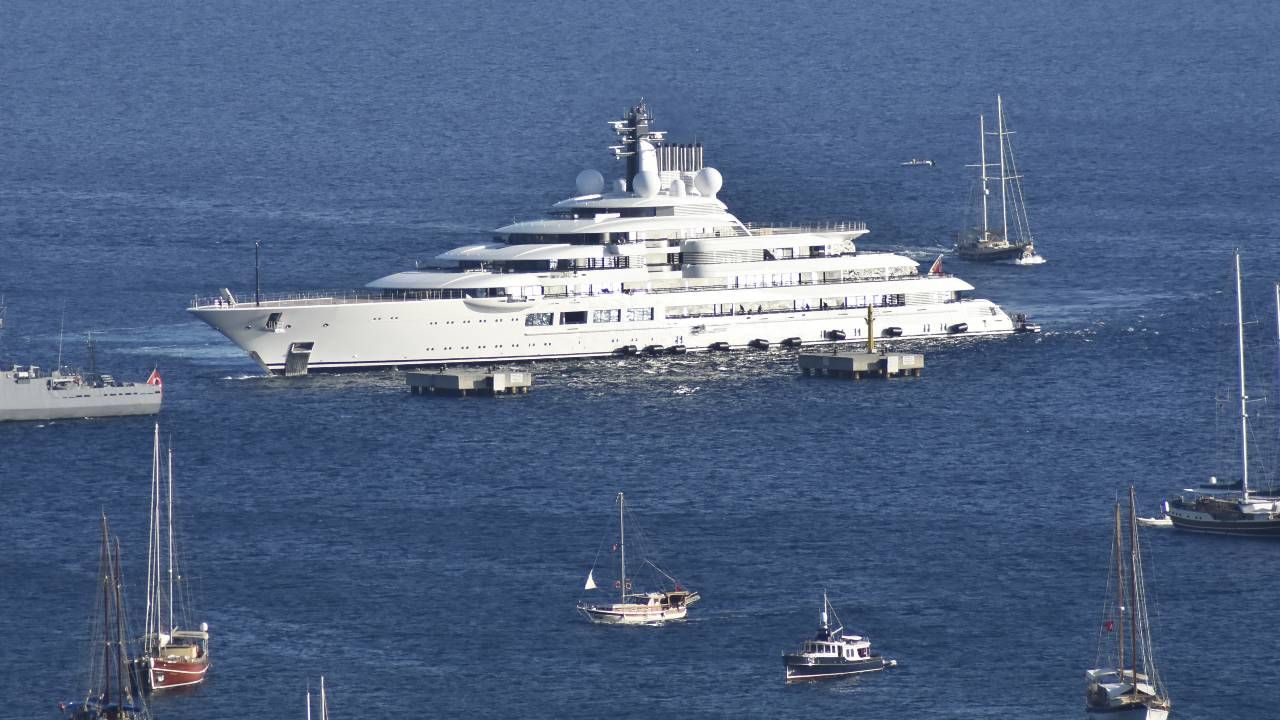 Jacht „Scheherazade” jest wart 700 mln dolarów (fot. Osman Uras/Anadolu Agency via Getty Images) Jacht „Scheherazade” jest wart 700 mln dolarów (fot. Osman Uras/Anadolu Agency via Getty Images)