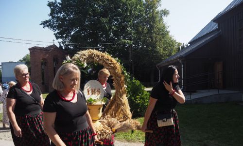According to the ladies of KGW Włóki, it takes several weeks to make a wreath. Photo: Agnieszka Niewińska
