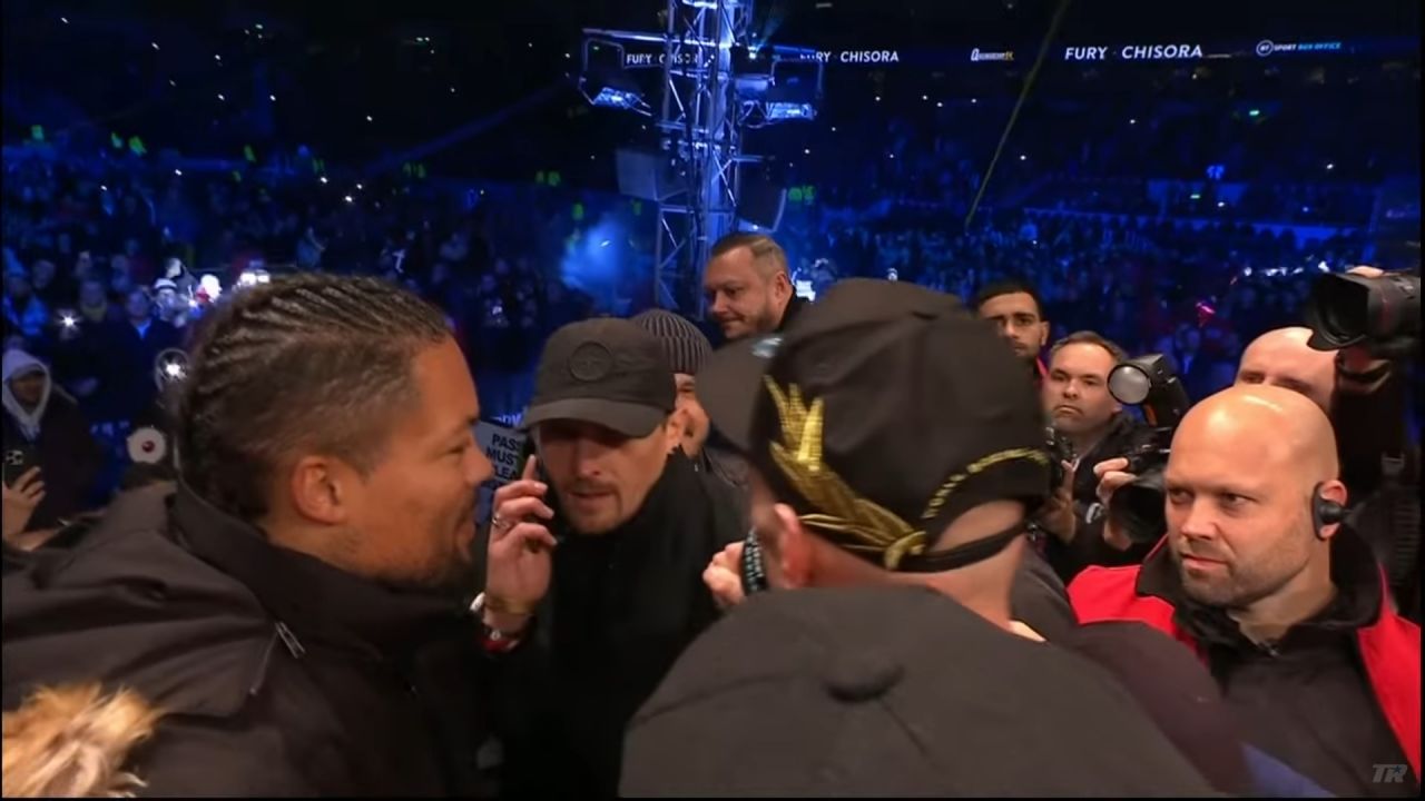 Oleksandr Usyk w trakcie monologu Fury'ego postanowił... odebrać telefon (fot. Youtube.com/@toprank)