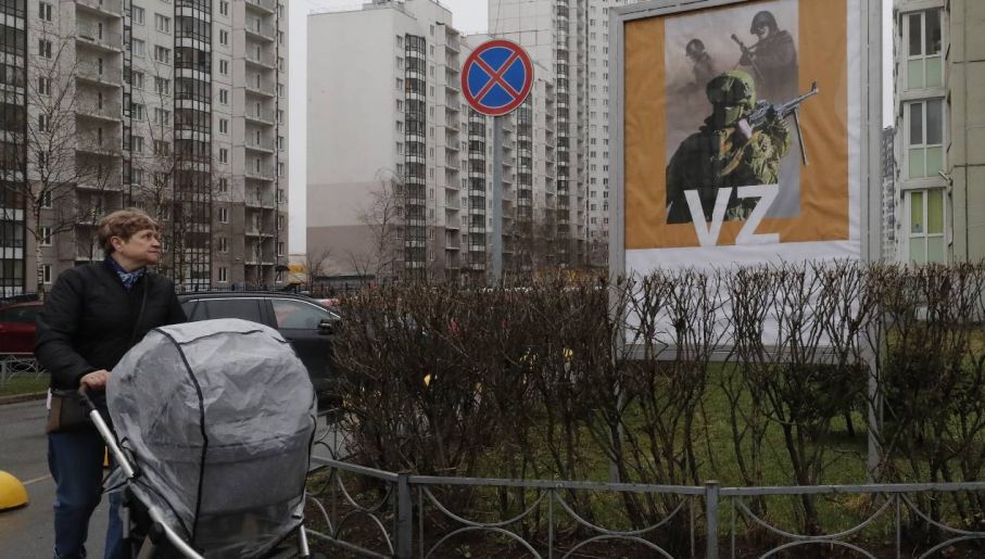 Propaganda wmawia Rosjanom, że żołnierze wyzwalają Ukrainę od „faszystów” (fot. PAP/EPA/ANATOLY MALTSEV)