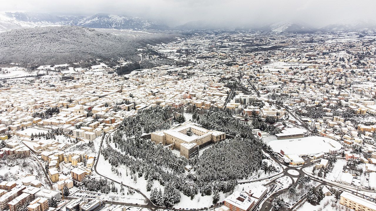 Śnieg pokrył wiele regionów we Włoszech (fot. Lorenzo Di Cola/NurPhoto via Getty Images)
