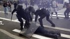 Gwałtowne protesty i zamieszki wybuchły we Francji po raz pierwszy w zeszłym tygodniu (fot. PAP/EPA/YOAN VALAT)