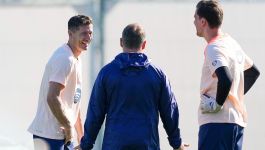 Trener FC Barcelony Hansi Flick (C), napastnik Robert Lewandowski (L) oraz bramkarz Wojciech Szczęsny (R) biorą udział w treningu drużyny, który odbył się w ośrodku sportowym Joana Gampera w Barcelonie, Hiszpania, 4 listopada 2025 roku. Barcelona przygotowuje się do meczu Ligi Mistrzów UEFA przeciwko Club Brugge. EPA/ALEJANDRO GARCIA Dostawca: PAP/EPA.