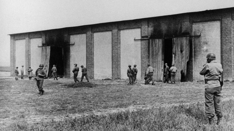 Żołnierze amerykańscy obok podpalonej przez Niemców stodoły. Fot. Keystone-France\Gamma-Rapho via Getty Images