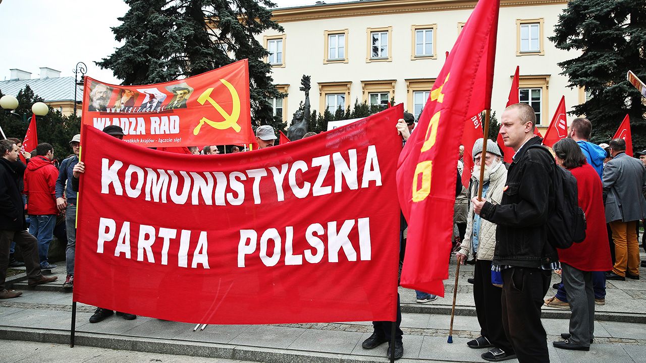 Według prof. Jana Żaryna organizacje promujące zakazane symbole nie powinny mieć prawa do swobodnego funkcjonowania (fot. arch.PAP/Rafał Guz) Według prof. Jana Żaryna organizacje promujące zakazane symbole nie powinny mieć prawa do swobodnego funkcjonowania (fot. arch.PAP/Rafał Guz)