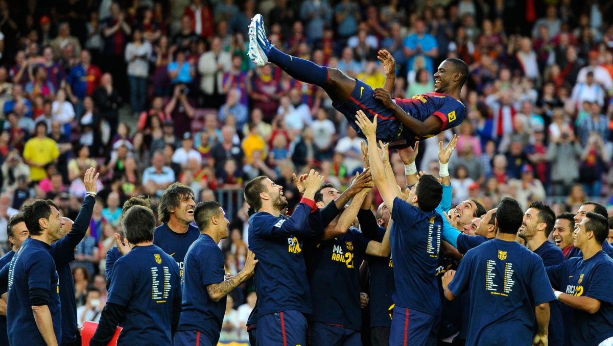 Eric Abidal podrzucany przez kolegów z FC Barcelony (fot. Getty Images)