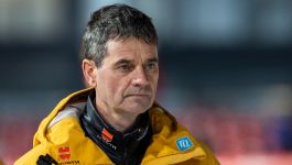 Stefan Horngacher (fot. Getty Images) Na zdjęciu widzimy Stefana Horngachera w żółtej kurtce z widocznymi logotypami sponsorów, takimi jak „WÜRTH”, „TD” oraz „PERSONAL SHOP”. Jego wyraz twarzy jest neutralny, a spojrzenie skierowane lekko w bok, co może sugerować skupienie lub zamyślenie. Tło jest rozmyte, co wskazuje na plenerową scenerię – prawdopodobnie podczas zawodów lub treningu w chłodniejszych warunkach. Ubranie oraz otoczenie sugerują, że osoba ta jest związana ze środowiskiem skoków narciarskich (fot. Getty Images)