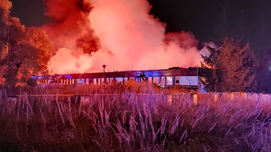 Spaliło się stare przedszkole w Chęcinach. Z ogromnym pożarem walczyło 35 strażaków - fot. OSP Chęciny