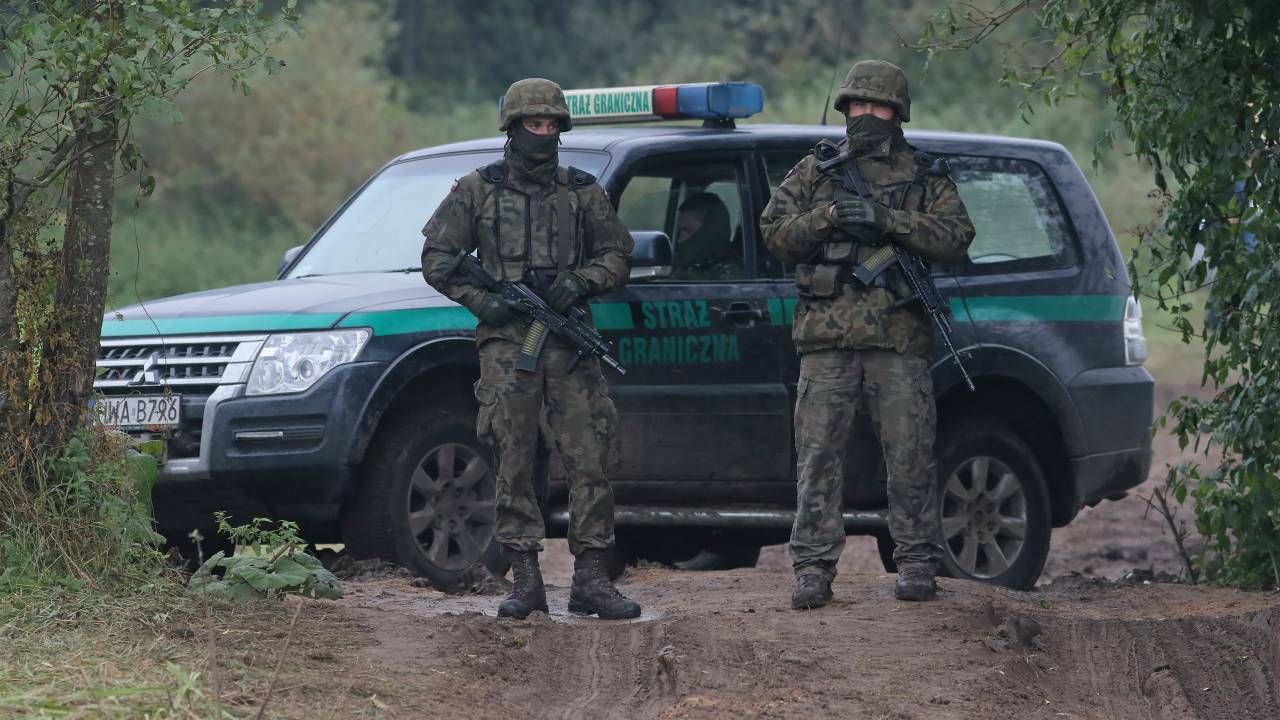Pogranicznicy wraz z wojskiem pilnują granicy (fot. PAP/Artur Reszko) Pogranicznicy wraz z wojskiem pilnują granicy (fot. PAP/Artur Reszko)