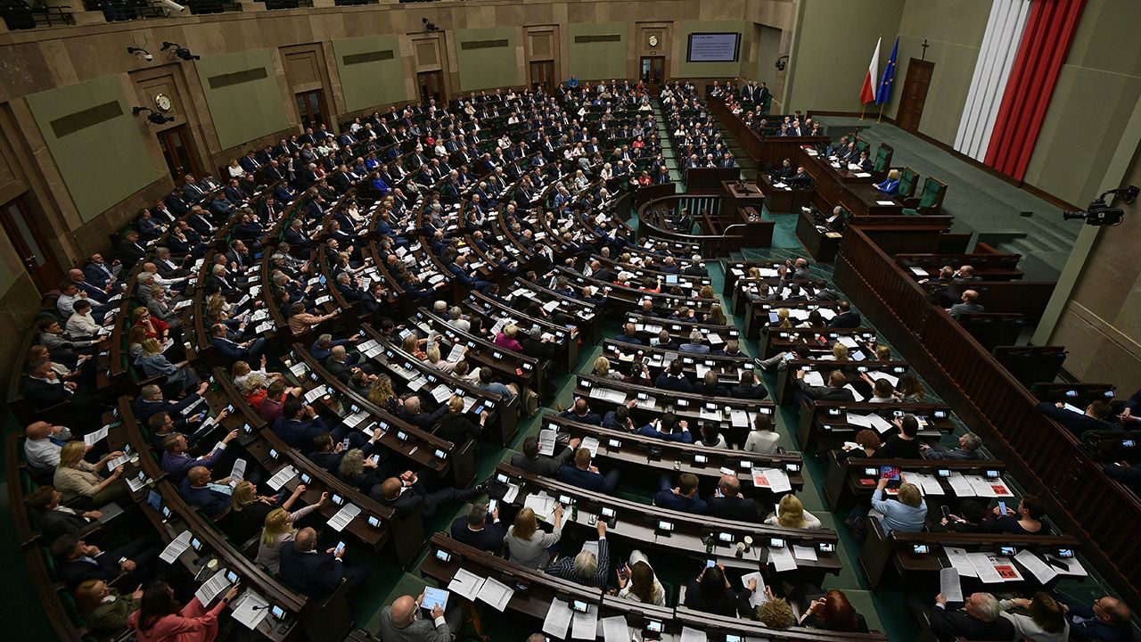 Jakie poparcie dla partii? (fot. arch.PAP/Marcin Obara) Jakie poparcie dla partii? (fot. arch.PAP/Marcin Obara)