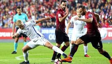 Joel Pohjanpalo (L) i Omer Toprak (P) (fot. PAP/EPA)