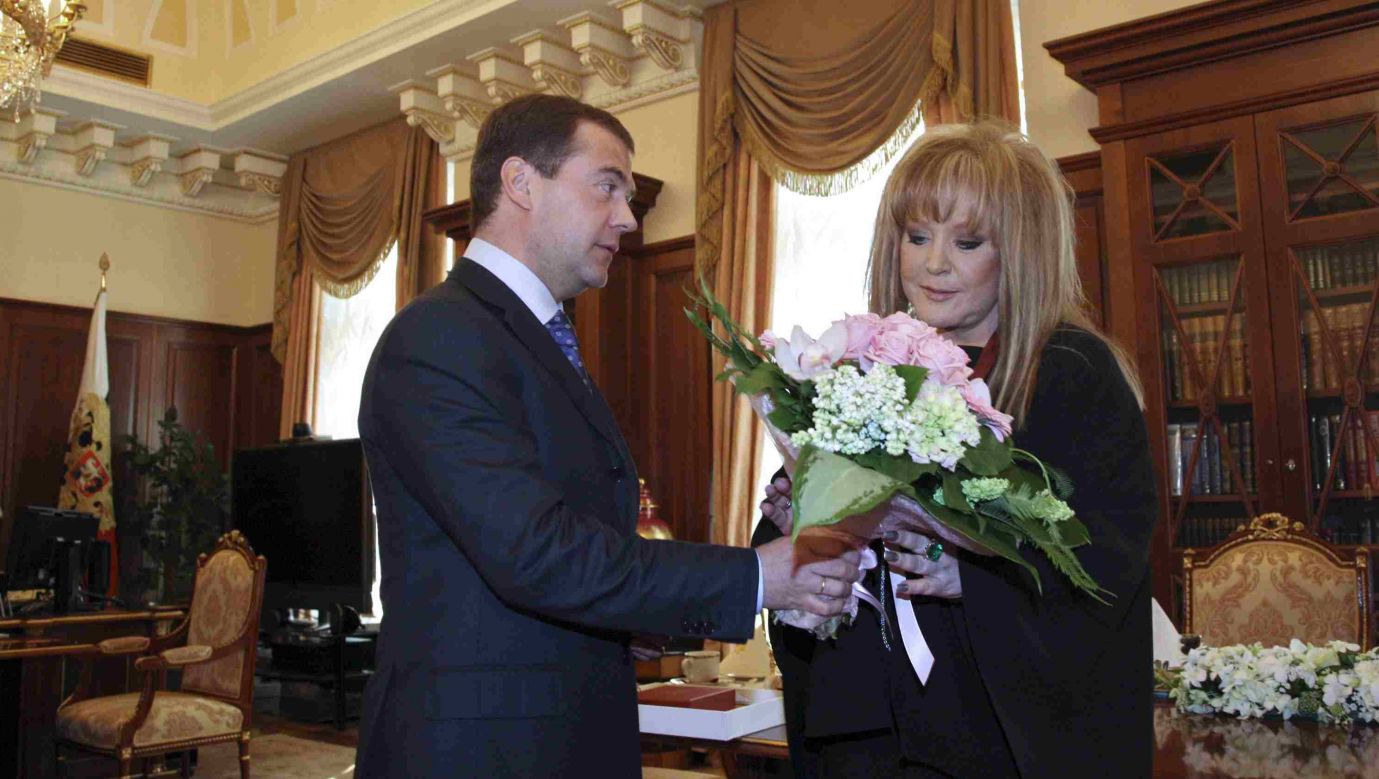 Na Kremlu Ałłę Pugaczową przyjmował każdy kolejny prezydent. W kwietniu 2009 roku piosenkarka z okazji swoich 60. urodzin była gościem Dmitrija Miedwiediewa, który przyznał jej order. Fot. MIKHAIL KLIMENTIEV / RIA NOVOSTI / KREMLIN POOL/EPA/PAP