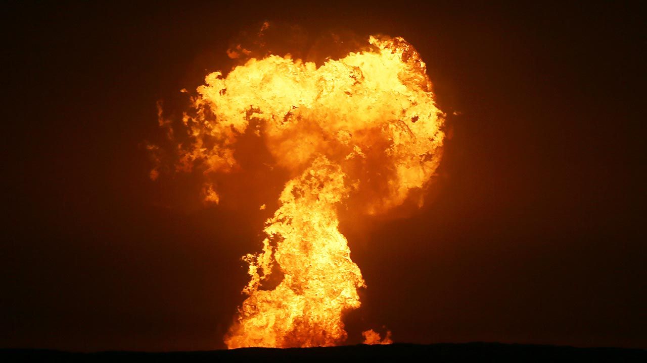 Erupcja miała miejsce niedaleko pól naftowych i gazowych (fot. Gavriil Grigorov\TASS via Getty Images)