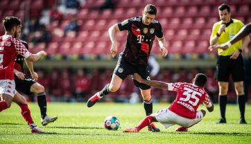 Mecz Mainz - Bayern Monachium. W ataku Robert Lewandowski (fot. Getty Images)