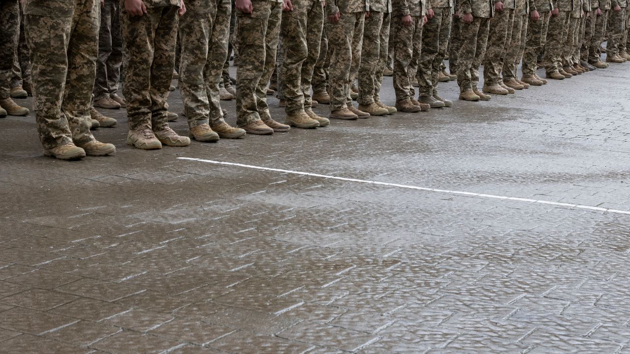 Zmuszają Ukraińców do walki przeciwko... Ukrainie. „Paszport albo wyjazd”