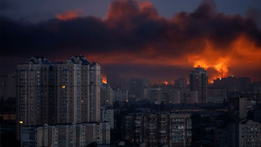 Rosjanie zaatakowali w nocy Kijów. Zginęło co najmniej 14 osób (fot. Gleb Garanich / Reuters / Forum)