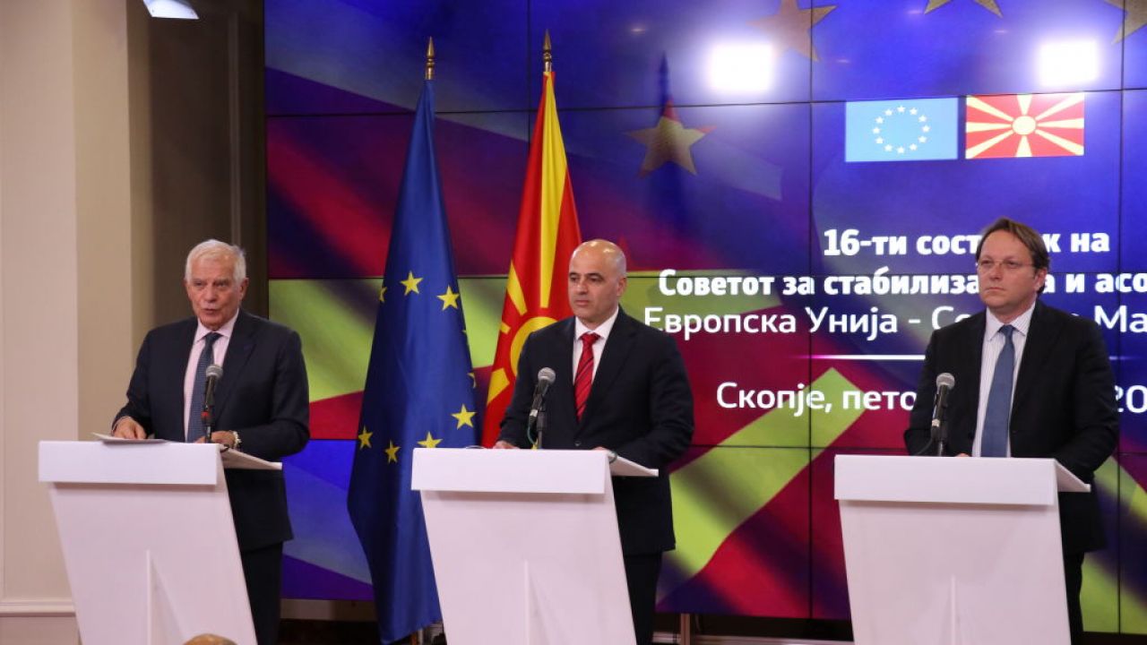 Negocjacje Josepa Borrella (pierwszy z lewej) doprowadziły do porozumienia między Kosowem i Serbią (Fot. Umeys Sulejman/Agencja Anadolu; Getty Images)