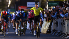 Olav Kooij na mecie piątego etapu Paryż-Nicea (fot. Getty)