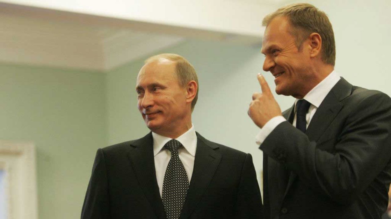 Od lewej: Władimir Putin i Donald Tusk (fot.  Sasha Mordovets/Getty Images)