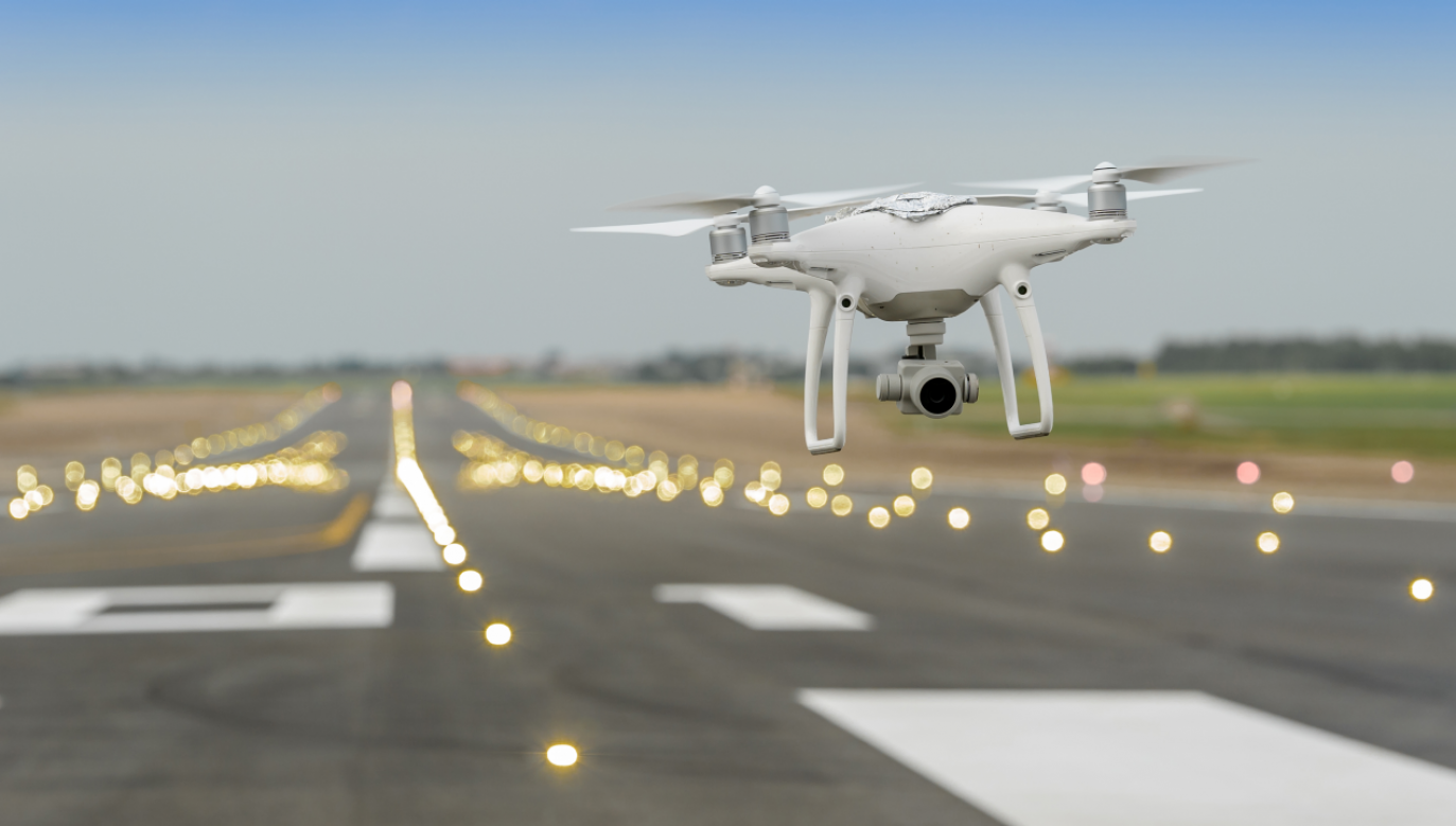 O obecności drona w pobliżu lotniska poinformowali piloci (fot. shutterstock/cinema99,zdjęcie ilustracyjne)
