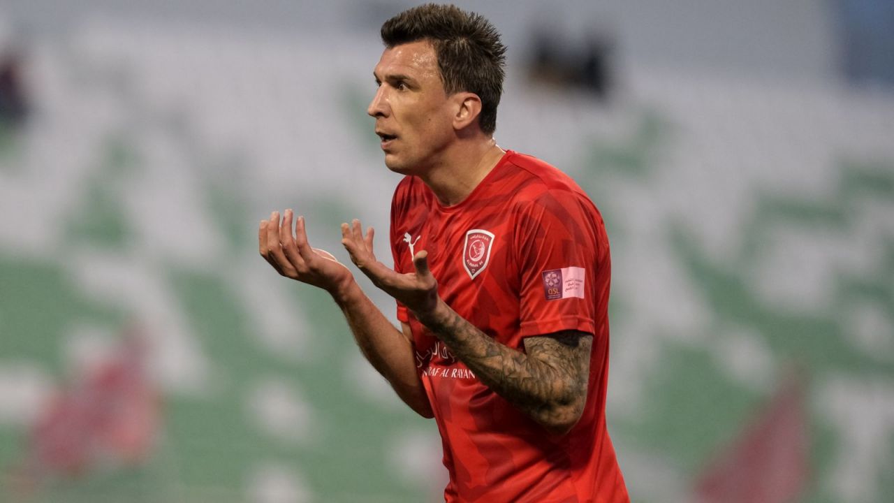 Zdziwiony Mario Mandzukić grający dla Al Duhail (fot. Getty Images)