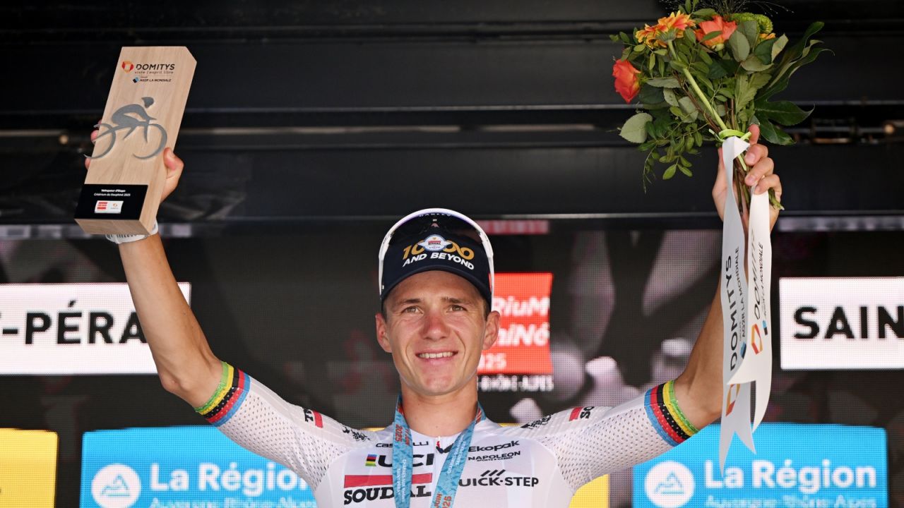 Remco Evenepoel był bezkonkurencyjny na czwartym etapie Criterium du Dauphine (fot. Getty Images)