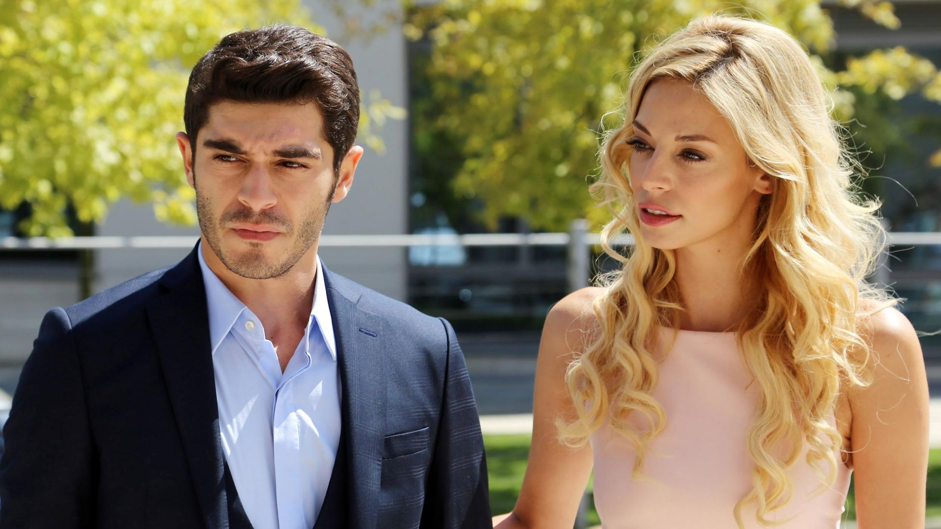 Мурат и хаят. Огузхан карби. Хаят турецкий сериал. Краткое содержание любовь не понимает слов турецкий. Краткое содержание любовь не понимает слов турецкий.