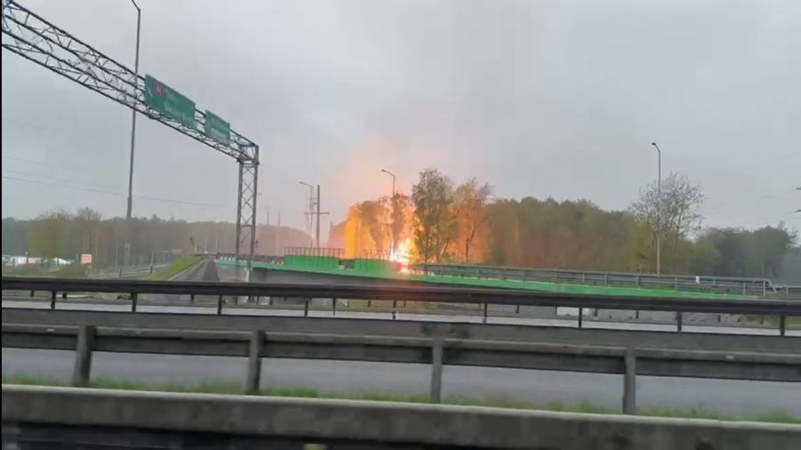 Sytuacja była niebezpieczna, bo iskry i ogień pojawiły się przy DK86 w Katowicach. Fot. źródło: Dziennik Zachodni