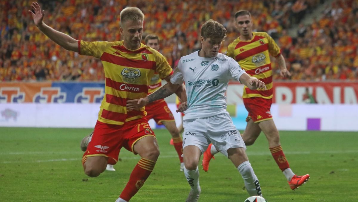 Zawodnicy obu klubów w walce o piłkę (fot. PAP)