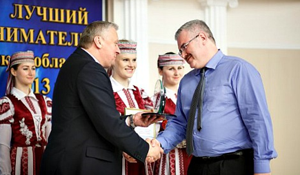 Бізнесоўца Рамана Напрэева (справа) узнагароджваюць улады Гомельскай вобласці. (Фота: edinstvo-gomel.by)