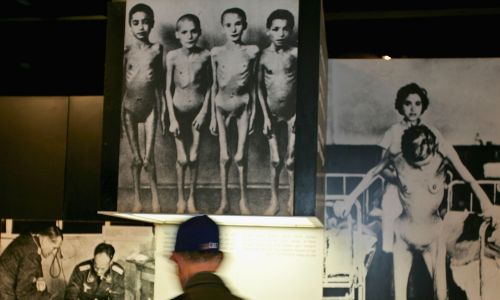 Zdjęcia ofiar eksperymentów medycznych dokonywanych przez Niemców w Auschwitz. Pokazano je na wystawie poświęconej nazistowskim obozom śmierci, zorganizowanej w Jerozolimie przez Instytut Pamięci Holocaustu Yad Vashem, 20 stycznia 2005 r. Tydzień później przypadła 60. rocznica wyzwolenia KL Auschwitz – 27 stycznia 1945 r. do obozu wkroczyły oddziały Armii Czerwonej. Fot. David Silverman/Getty Images