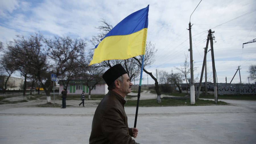 Tatar krymski z ukraińską flagą podczas proukraińskiego w (Zdj. David Mdzinarishvili / Reuters / Forum)